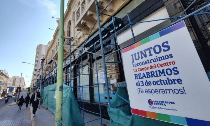 Reabre la Coope del centro tras los daños sufridos por la inundación
