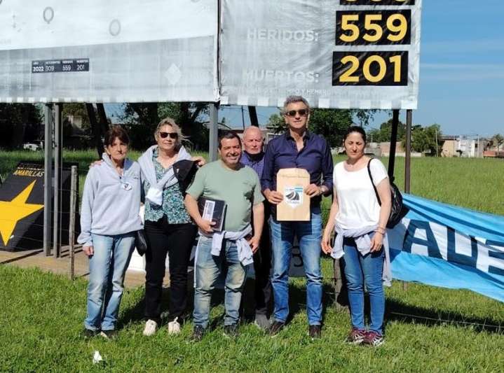 Florencio Randazzo pasó por Azul y recibió el petitorio de los vecinos que piden la Autovía en la RN N° 3