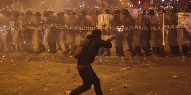 Un muerto y 100 heridos deja protesta masiva por instalación de nuevo gobierno en Perú