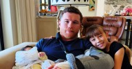 ‘Canelo’ publica foto con sus hijas tras operación de codo