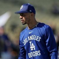 Betts honored with MLB Roberto Clemente Award