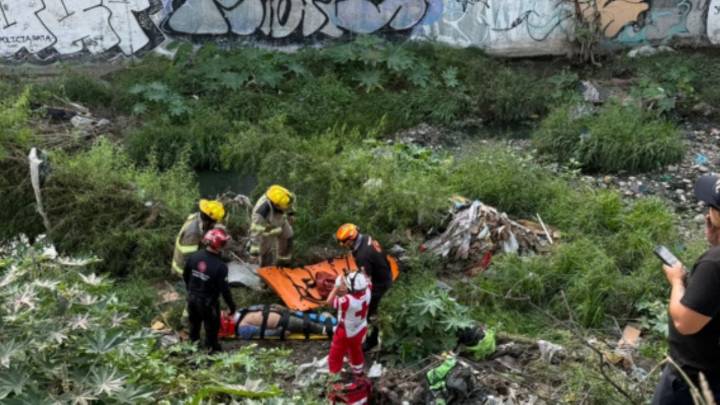 Hombre cae desde 10 metros de altura hacia un arroyo en Monterrey