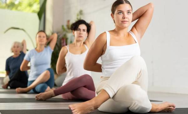 3 posturas de yoga para fortalecer los brazos a partir de los 45