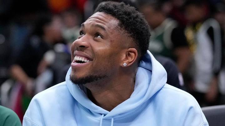 Bucks sign Alex Antetokounmpo to two-way deal: Giannis now has two brothers on Milwaukee roster in NBA first