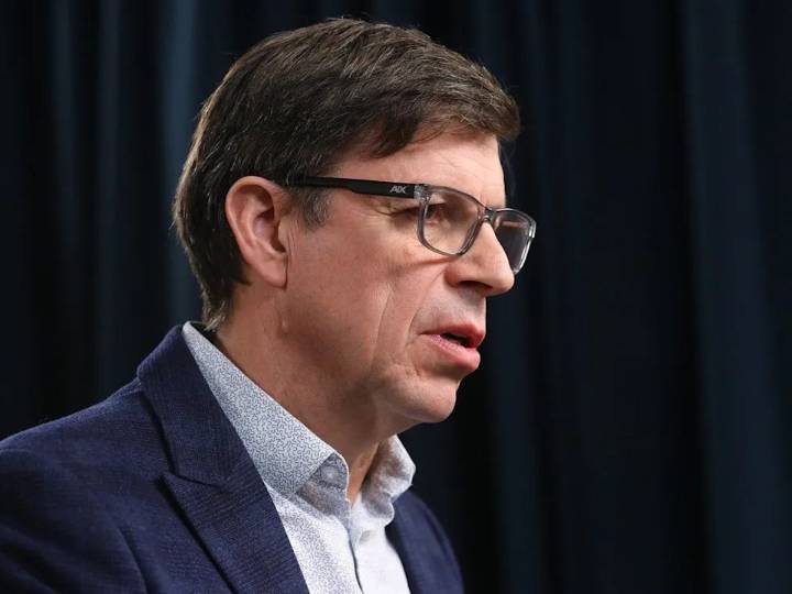 Hunter mauled by grizzly south of Cochrane Thursday, bear shot and killed