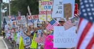 Miles de personas marchan en EE. UU. contra Trump bajo el lema “No queremos reyes”