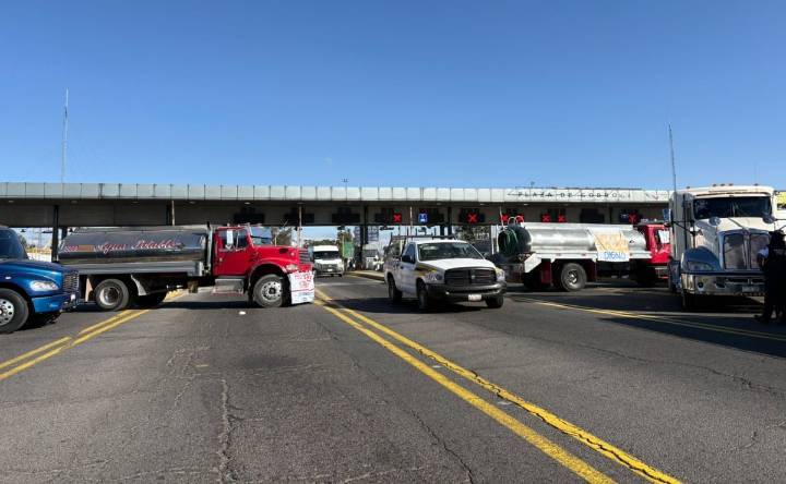 Piperos bloquean la México-Querétaro; exigen que se liberen los pozos asegurados en operativo