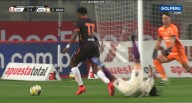 ¡Williams Riveros terminó en el suelo! Gol de Lucumí para el 1-1 de Ayacucho FC vs. Universitario
