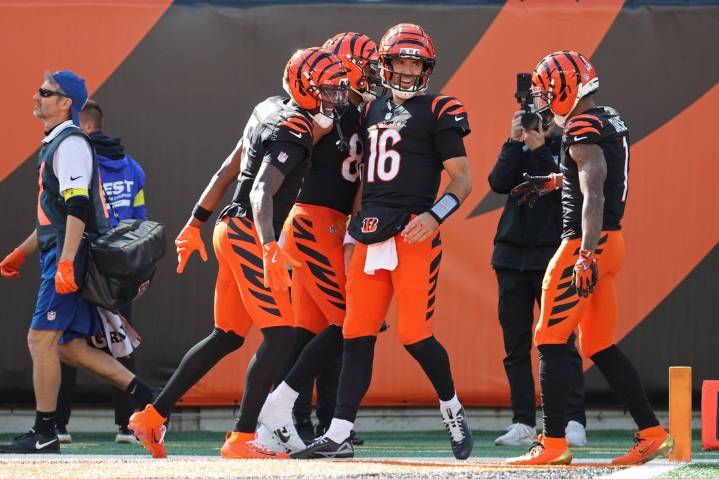 Deadspin | Joe Flacco hurting, Bengals prep Jake Browning for possible start vs. Bears