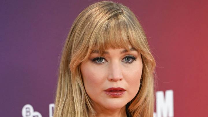 Jennifer Lawrence recalls serving Robert Pattinson food out of the trash