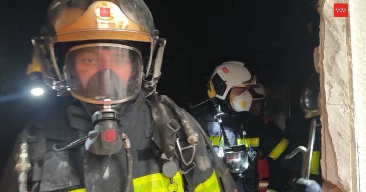 Los bomberos logran extinguir un incendio en un edificio de Rivas