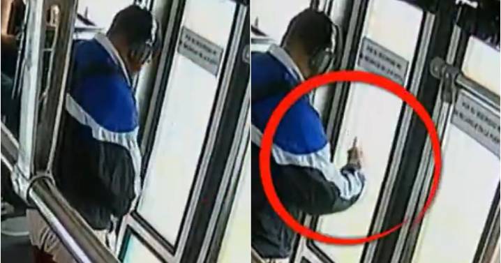 Video muestra a pasajero grafitear Mexibús en Línea 2 en plena marcha