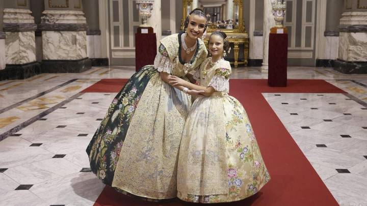 "Libertad" y "París", los trajes de Carmen y Marta en su Proclamación