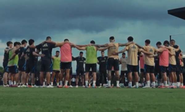 La selección argentina realizó un minuto de silencio en homenaje a Miguel Ángel Russo