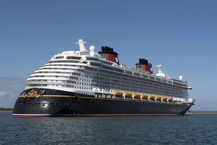 Niña cae de crucero Disney tras foto en ojo de buey