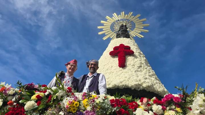Flores, lágrimas y cachirulos bajo el sol por la Virgen: "Siempre merece la pena"