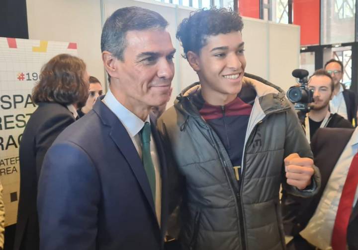 Sánchez se da un baño de masas en León... sin pisar la calle