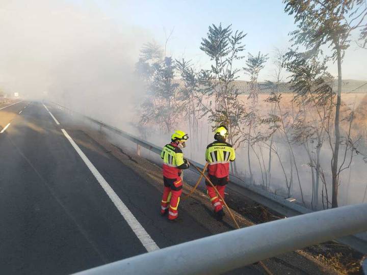 Controlado un incendio en la A-4 que generó una gran columna de humo y alarmó al tráfico
