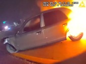 Video: Oficial extrae a mujer de coche incendiado en Texas