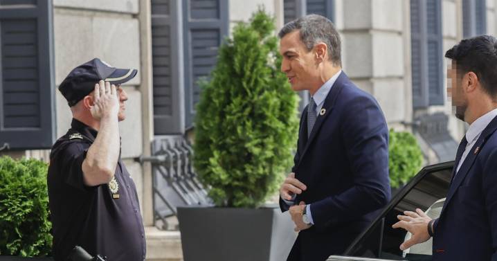 Sánchez felicita a la Policía Nacional en su día y los agentes le responden: «Cínico»