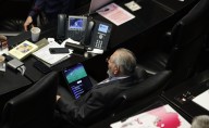 FOTOS Captan a Adán Augusto viendo el partido del Barça mientras secretario de Hacienda comparece en el Senado