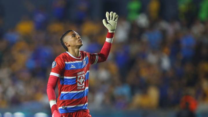 Kevin Mier fue cuestionado en Cruz Azul por un nuevo error; otro colombiano también fue señalado