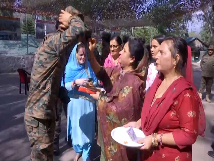 J-K: Womens apply 'Tilak' on Indian Army personnel on Bhai Dooj