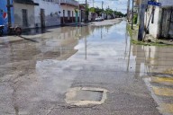 Autos se convierten en lanchas en calles de Progreso por las calles inundadas
