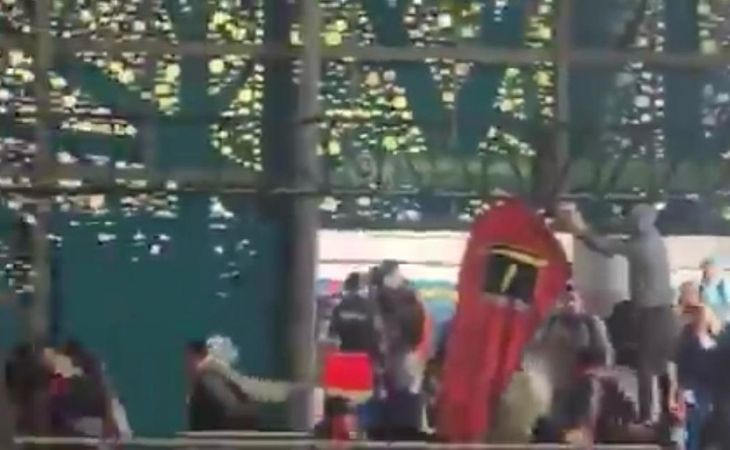 Encapuchados vandalizan Portal 20 de Julio y obligan a ingresar gratis a TransMilenio