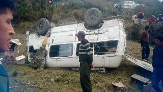 Grave accidente en Sandia deja seis heridos tras caída de combi por una pendiente en Puno