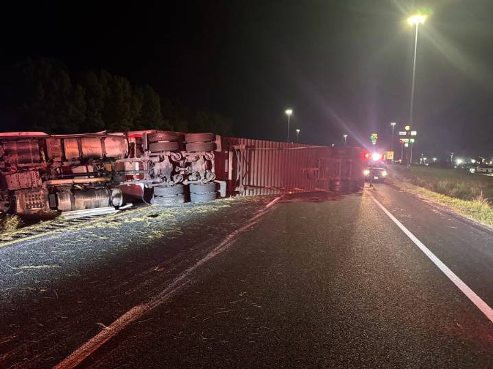 Interstate 20 East shutdown after 18-wheeler rollover crash