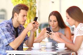 Uso excesivo del celular, ocasionan problemas similares a los de las drogas químicas.