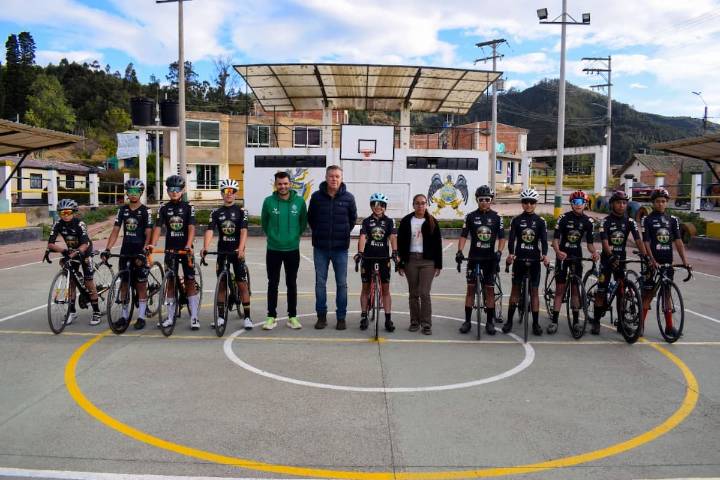 Fundación Milpa y Alcaldía de Samacá fortalecen el deporte juvenil con entrega de nuevos uniformes
