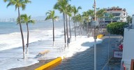 Huracán ‘Priscilla’ en Puerto Vallarta causa olas de hasta 4 metros: Piden a bañistas tener precaución
