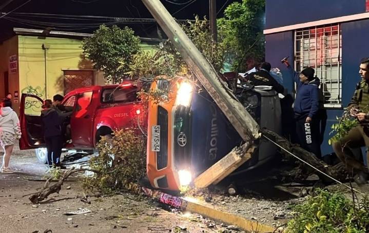 Cuatro personas resultaron lesionadas tras colisión entre auto y vehículo de Seguridad Ciudadana que terminó volcado en Quillota