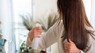 Pocos lo saben: 7 hábitos “saludables” que arruinarán tu pelo en 5 segundos