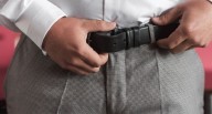 Cómo abrochar el cinturón cuando el pantalón queda un poco suelto
