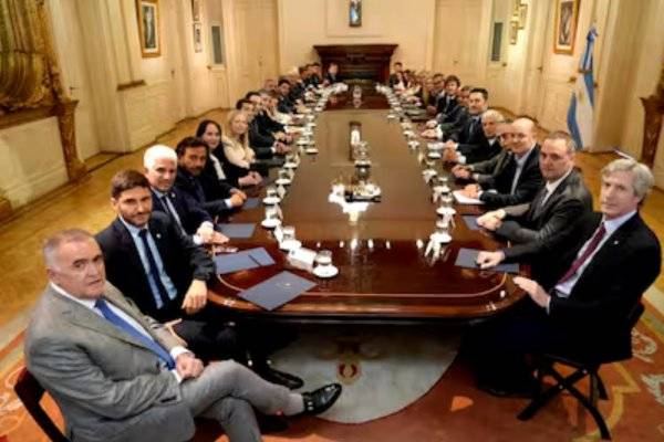 EN LA MESA GRANDE! Valdés entre los gobernadores con Milei