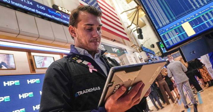 US stocks drop on worries about banks
