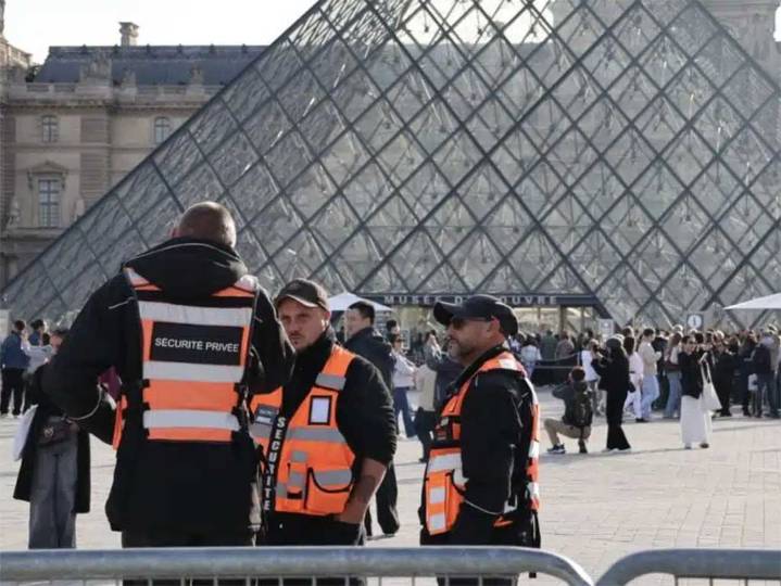 Detienen a dos personas en Francia por robo en el Louvre