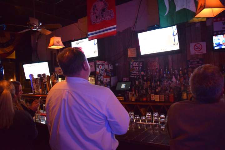 Bares de Washington ofrecen ofertas para empleados federales afectados por el cierre