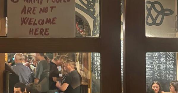 Muestras de rechazo en un local de Palma a militares y personal del USS Gerald R. Ford: «No son bienvenidos»