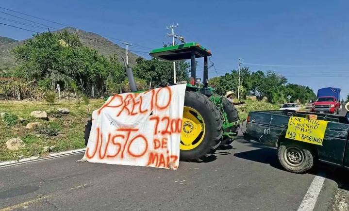 Productores de maíz de Michoacán reanudan bloqueos carreteros