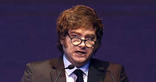 Milei volvió a minimizar la suba del dólar pero alertó que hay que pasar el año electoral