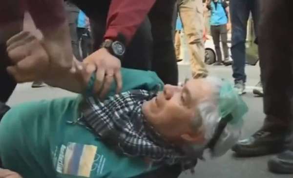 Detuvieron violentamente a un jubilado en la protesta en el Congreso