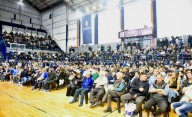 En fotos y videos | Asamblea caliente en Gimnasia: los hinchas con cánticos para la Comisión
