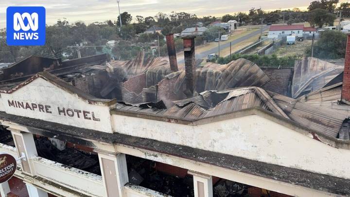 Historic Lascelles Minapre Hotel in regional Victoria gutted by overnight fire