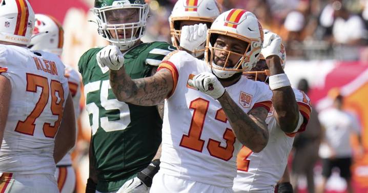 Buccaneers receiver Mike Evans leaves game against Lions with broken collarbone and concussion