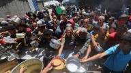 Un único barco de los 45 que intentaron llevar ayuda a Gaza sigue en el mar