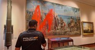 Detenidas ​dos radicales por lanzar pintura a un cuadro de Colón en el museo Naval de Madrid